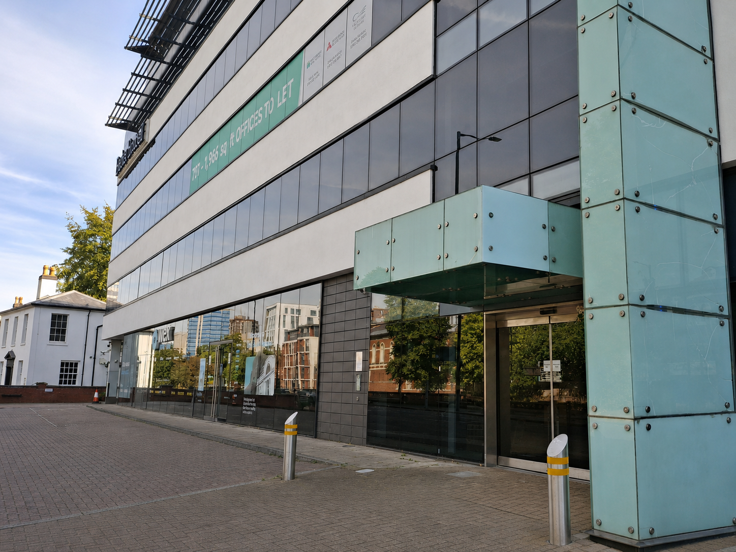 A photo of the MIdlands site Midlands Clinic exterior building and main entrance